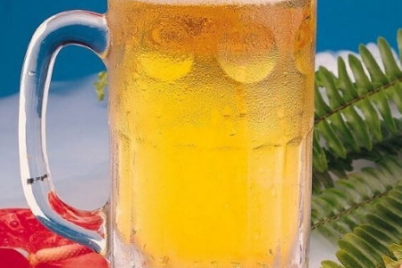 解暑神器啤酒，夏日饮用需适量，注意健康！