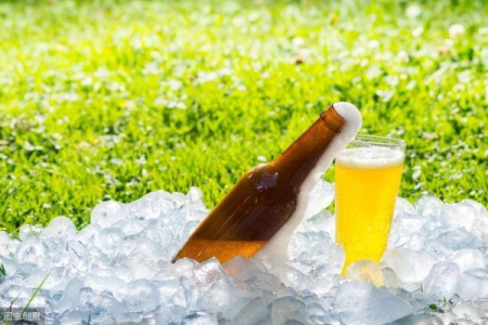 炎炎夏日，冰镇啤酒真解暑吗？喝冰镇啤酒的健康风险有哪些？