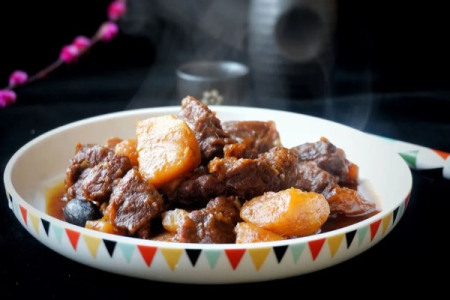 寒冷冬季暖身好菜：土豆炖牛肉的制作方法