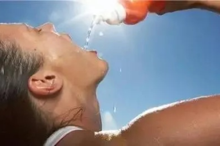 桑拿天喝水防中暑，最科学的补水方法都在这里！