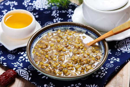 夏季防暑食物推荐：四大解暑神器，让你清凉一整天！