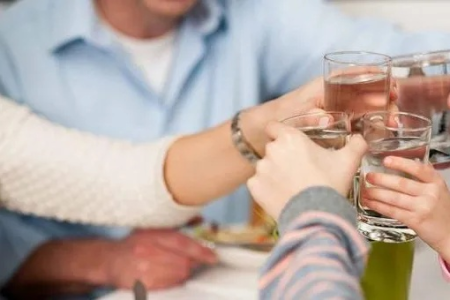 夏季别让酒精过量：夏季聚会，怎样才能安全饮酒？