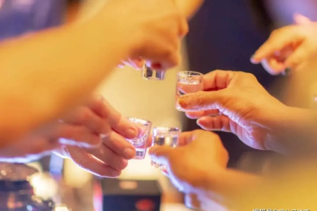 夏季聚会喝酒别超标！不同酒类适量饮用指南