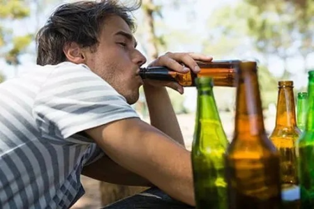 夏季饮酒小技巧：避免醉酒和不适的实用方法