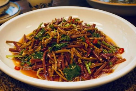 春吃椿芽正当时：鲜嫩椿芽的家常美味做法