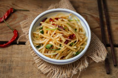 秋天吃梨润肺又养生：秋季搭配饮食最佳水果梨的功效与食谱