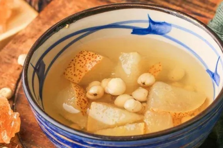 解决秋燥症状饮食方法：秋季润燥食疗秘籍，告别口干舌燥