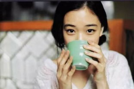 少喝水可以避免脸部浮肿吗这几点要注意